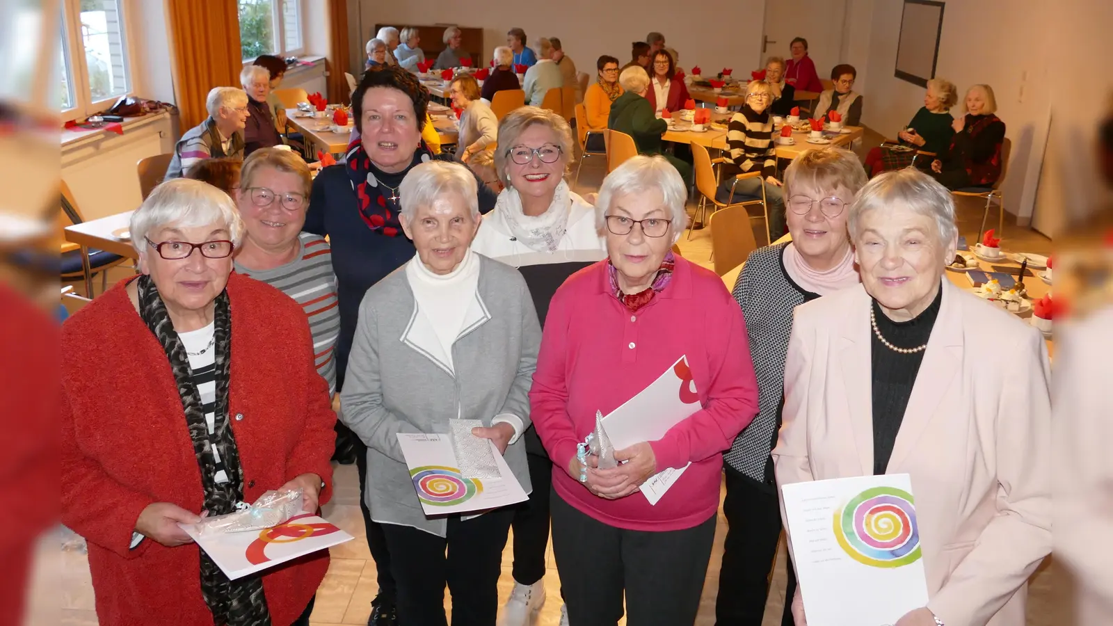 Dank und Anerkennung für ihre jahrzehntelange Treue sprach der Vorstand den Jubilarinnen der kfd aus (v.l.): Sophia Robrecht (60 Jahre), Helga Drost (Vorsitzende), Astrid Petzel (hinten, Vorstand), Ulla Frank (25 Jahre), Uschi Maly (Vorstand), Maria Brillo (60 Jahre), Elisabeth Grashoff (geistliche Begleitung) und Hannelore Walke (25 Jahre). (Foto: kfd)