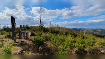 Seit dem 1. April 2025 zieht der Stempelkasten ‚to go‘ an den Riesenstühlen Wandernde an und erhöht die Aufmerksamkeit für den Wettbewerb. (Foto: SVR/M.Liebig/3/2025)
