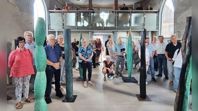 Zahlreiche Besucher kamen in die Borgholzer Synagoge zur Eröffnung einer Ausstellung des nordhessischen Künstlers Karl F. Hofeditz. (Foto: Chrisitian Riefling / privat)