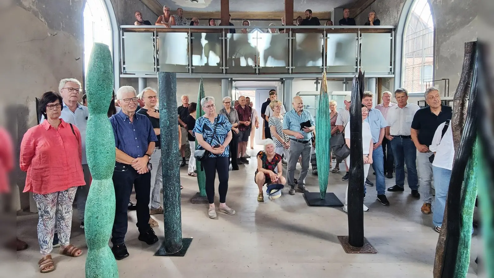 Zahlreiche Besucher kamen in die Borgholzer Synagoge zur Eröffnung einer Ausstellung des nordhessischen Künstlers Karl F. Hofeditz. (Foto: Chrisitian Riefling / privat)