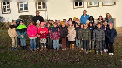 Die Schüler der 3. Klasse mit Ihren Lehrerinnen und mit Schuleiter Christian Greiner und Jürgen Falke/Andy David als Vorsitzende der Yebo-Initativen. (Foto: privat)