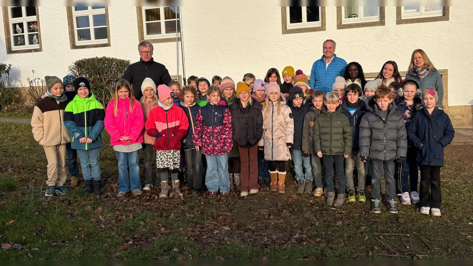 Die Schüler der 3. Klasse mit Ihren Lehrerinnen und mit Schuleiter Christian Greiner und Jürgen Falke/Andy David als Vorsitzende der Yebo-Initativen. (Foto: privat)