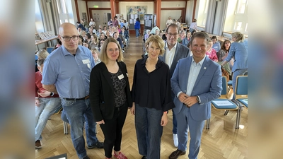 Beim 3. Fachtag der Koordinierungsstelle der kommunalen Präventionskette im Kreis Höxter unter dem Motto „Mit Kindern denken“ kamen rund 100 100 Fachkräfte aus dem pädagogischen Bereich zusammen. Über die vielen Teilnehmerinnen und Teilnehmer freuten sich (v.l.) Per Hüsges (Abteilung Bildung und Integration des Kreises Höxter), Sandra Wegener (Abteilung Soziale Dienste des Kreises Höxter), Fachreferentin Ellen Foerst, Karsten Oeynhausen (Jugendamtsleiter Kreis Höxter) und Landrat Michael Stickeln. (Foto: Kreis Höxter)