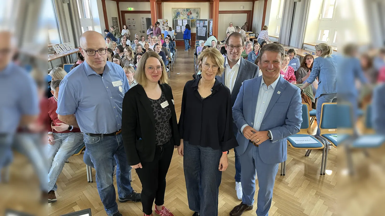 Beim 3. Fachtag der Koordinierungsstelle der kommunalen Präventionskette im Kreis Höxter unter dem Motto „Mit Kindern denken“ kamen rund 100 100 Fachkräfte aus dem pädagogischen Bereich zusammen. Über die vielen Teilnehmerinnen und Teilnehmer freuten sich (v.l.) Per Hüsges (Abteilung Bildung und Integration des Kreises Höxter), Sandra Wegener (Abteilung Soziale Dienste des Kreises Höxter), Fachreferentin Ellen Foerst, Karsten Oeynhausen (Jugendamtsleiter Kreis Höxter) und Landrat Michael Stickeln. (Foto: Kreis Höxter)