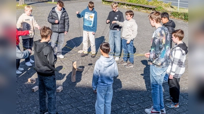 Gemeinsam erforscht die Gruppe, warum Fairness, Respekt und Toleranz in der Welt zählen. (Foto: HAWK)