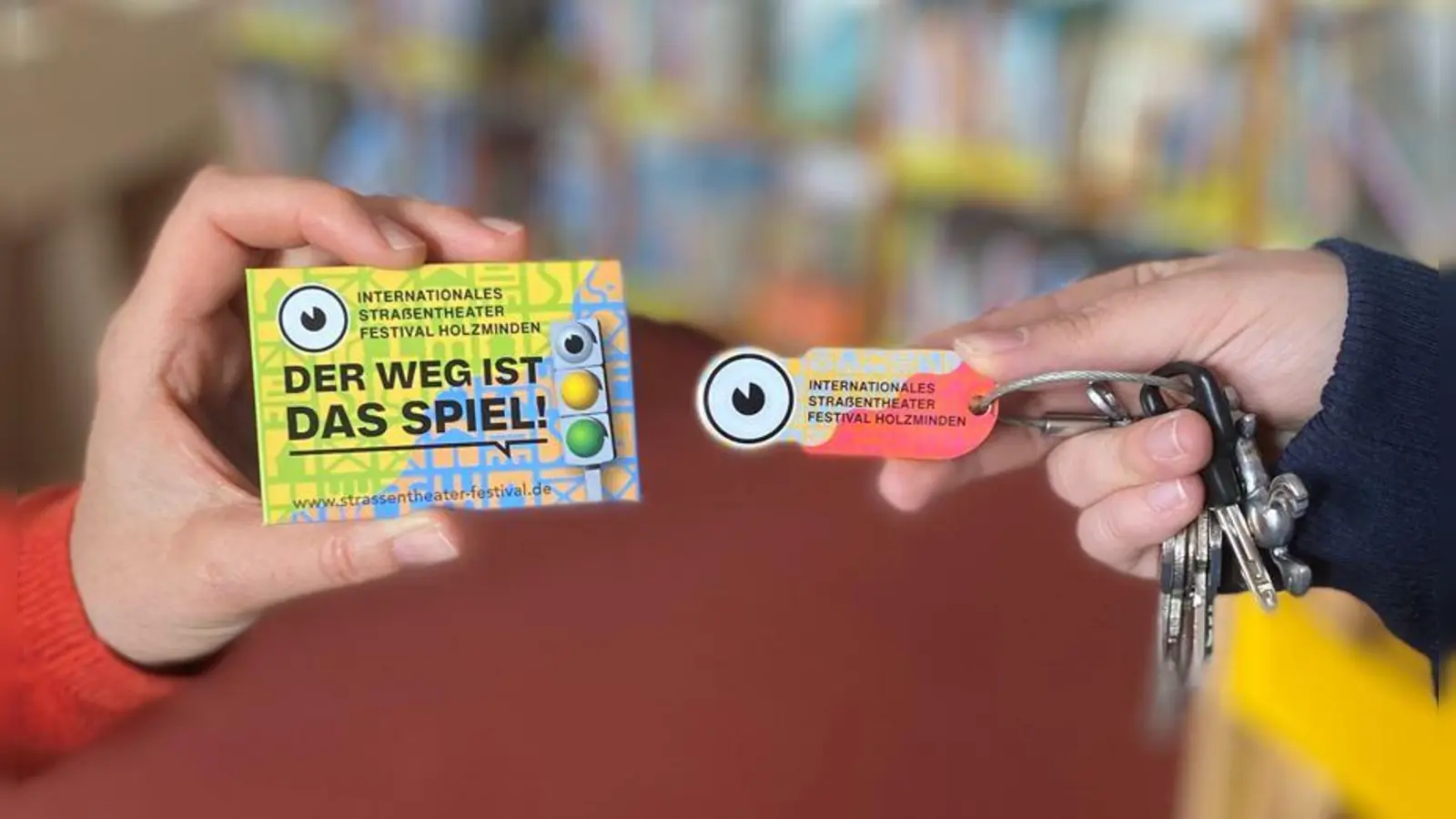 Kühlschrankmagnet und Einkaufswagenlöser im Design des Straßentheaterfestivals. (Foto: privat)