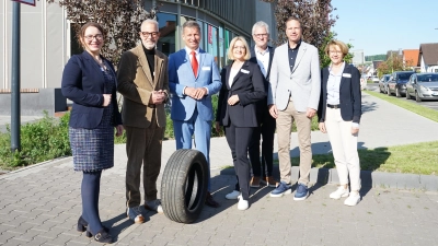 Freuten sich über die engagierte Beteiligung beim ersten ZukunftsForum Berufliche Bildung (v.l.): Kreisdirektorin Manuela Kupsch, Gastredner und Unternehmer Roland Damann mit einem Autoreifen als Symbol für Innovationskraft, Landrat Michael Stickeln, Birgit Klennert, Leiterin der Geschäftsstelle des RBZB, Matthias Gehle, Schulleiter des Johann-Conrad-Schlaun-Berufskollegs, Michael Urhahne, Schulleiter des Berufskollegs Kreis Höxter, Gabriele Böker, Leiterin der Abteilung Schule und Kultur des Kreises Höxter. (Foto: Kreis Höxter)