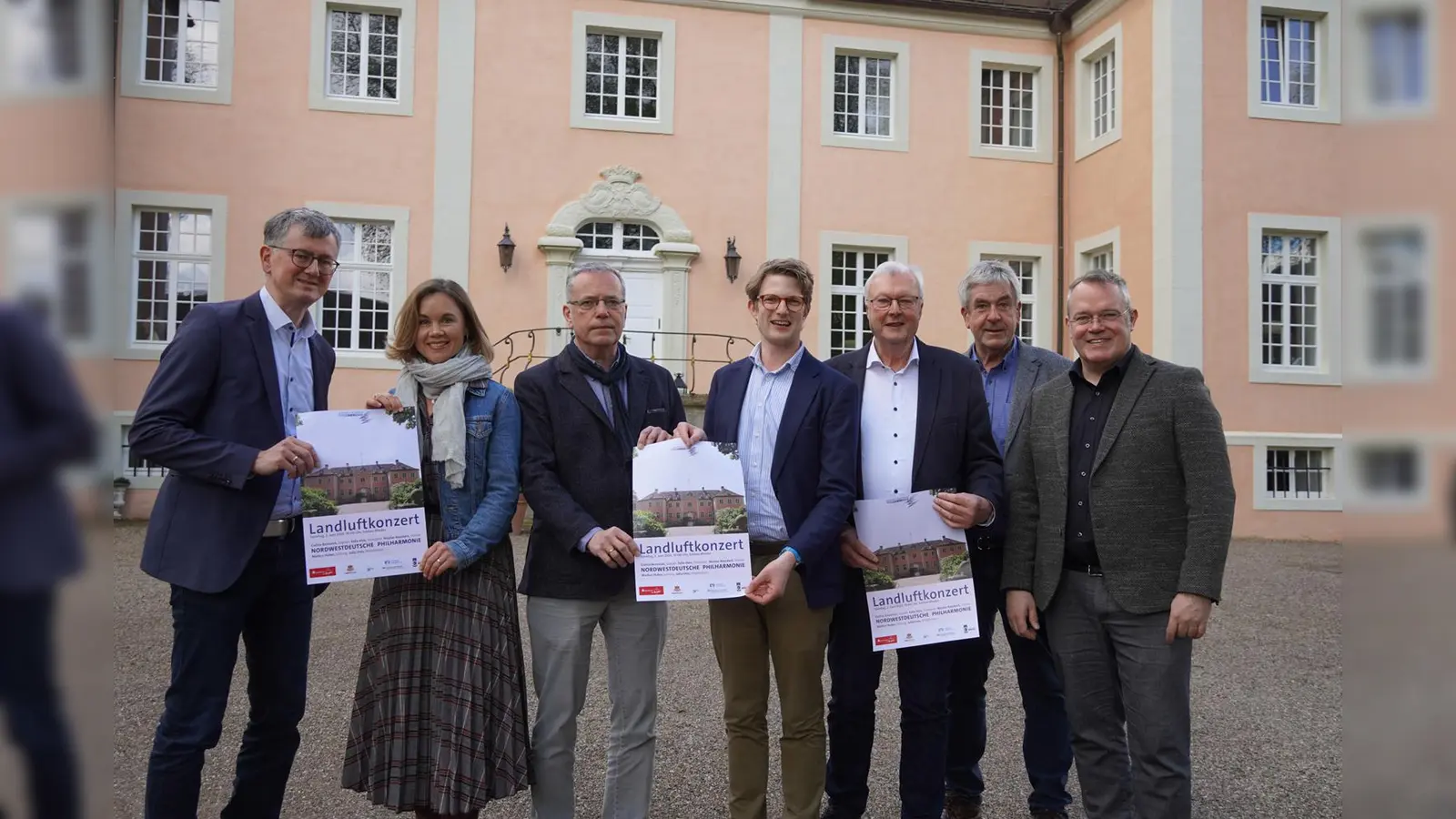Friedrich Luchterhandt, Künstlerischer Betriebsdirektor der Nordwestdeutschen Philharmonie, Julia Ures, Moderatorin des Konzerts, Andreas Kuntze, Intendant der NWD, Ferdinand Freiherr von Spiegel, Gräflich v. Mengersen’sche Dampfbrauerei Rheder GmbH &amp; Co. KG, Werner Seeger, Vorsitzender Verein Landluftkonzerte e.V., Herford, Bürgermeister Hermann Temme, Bernhard Fischer, Vorsitzender Kulturring Brakel e.V. (Foto: privat)