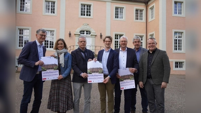 Friedrich Luchterhandt, Künstlerischer Betriebsdirektor der Nordwestdeutschen Philharmonie, Julia Ures, Moderatorin des Konzerts, Andreas Kuntze, Intendant der NWD, Ferdinand Freiherr von Spiegel, Gräflich v. Mengersen’sche Dampfbrauerei Rheder GmbH &amp; Co. KG, Werner Seeger, Vorsitzender Verein Landluftkonzerte e.V., Herford, Bürgermeister Hermann Temme, Bernhard Fischer, Vorsitzender Kulturring Brakel e.V. (Foto: privat)