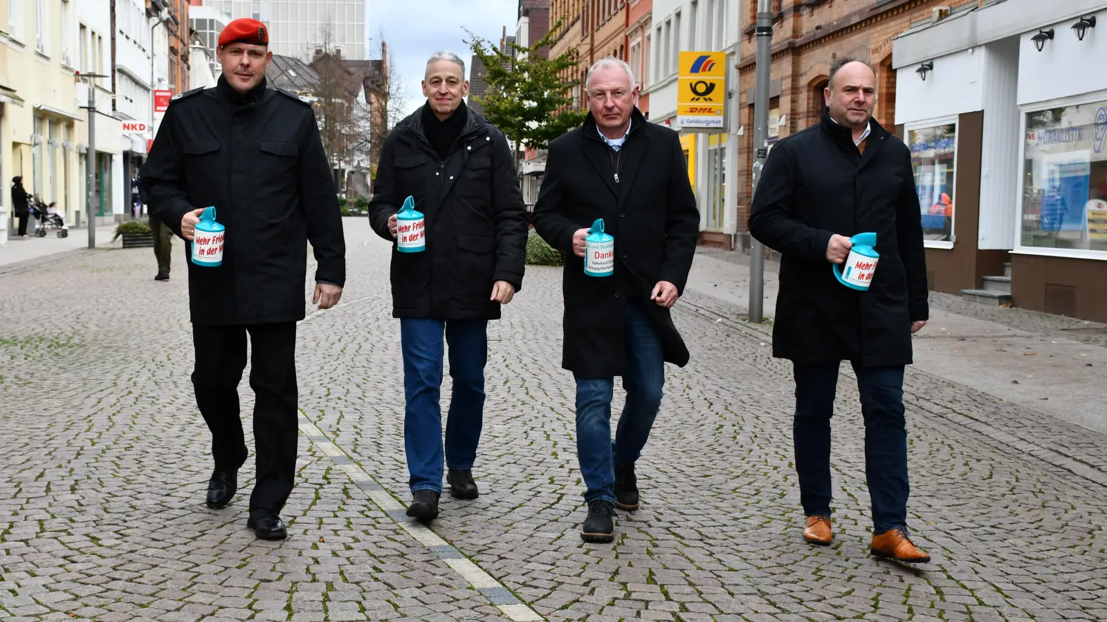 Machen aufmerksam (v.l.): Oberstleutnant Stephan Meister, Ortsverbandsvorsitzender Bernd Gill, Holzmindens Standesbeamter und Nachfolger Gills als Ortsvorsteher, Burkhard Dörrier sowie Landrat Michael Schünemann. (Foto: Landkreis Holzminden)