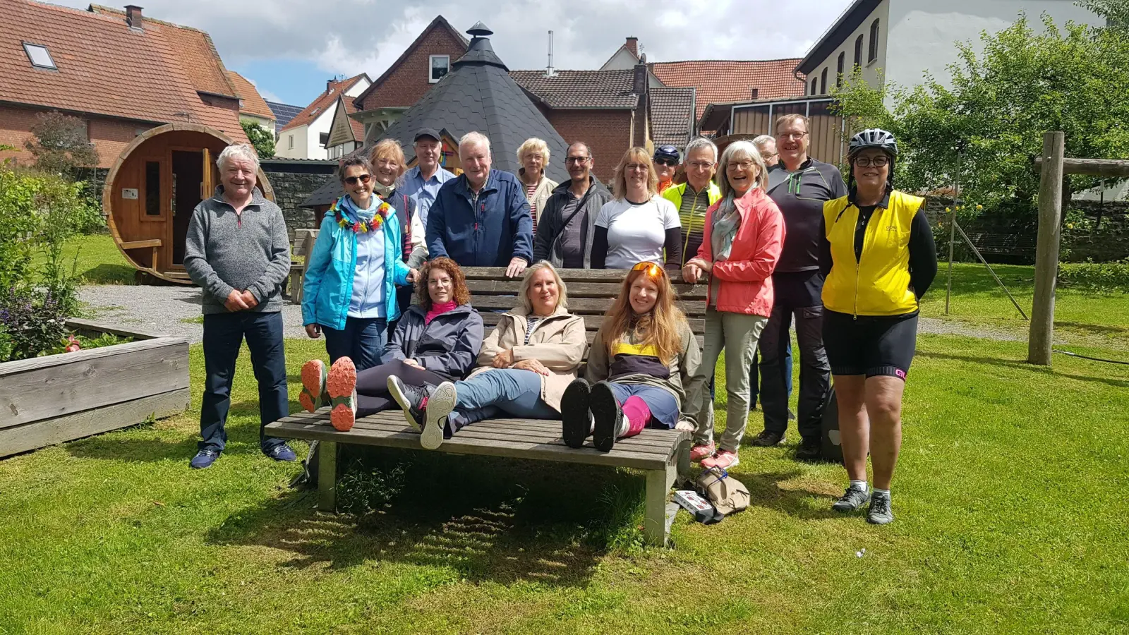 Gemütliche Einkehr in den Dorfgemeinschaftsgarten in Ovenhausen mit den Teilnehmenden der geführten Fahrradtour am 14. Juni. (Foto: Stadt Höxter)