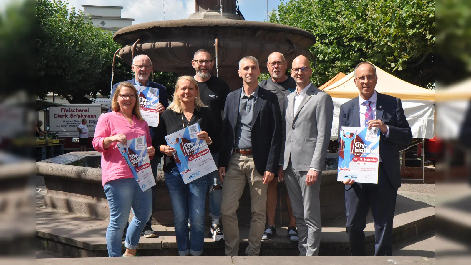 Die Veranstalter und Sponsoren des fünften Citybiathlons in Holzminden (von links): Inga Schaper (Geschäftsführerin Stadtmarketing GmbH), Hermann Meyer (Vorstand MTV Altendorf), Bianca Kleeschulte (Vorsitzende Werbekreis Holzminden), Falko Weiß (stellvertretender Vorsitzender Werbekreis), Matthias Kumlehn (Geschäftsführer Kaufhaus Schwager), Jochen Droste (Schützengilde Golmbach), Manuel Wenzel (Leiter der S-Welt) und Oliver Fuchs (Regionalleiter Braunschweigische Landessparkasse). (Foto: Barbara Siebrecht)