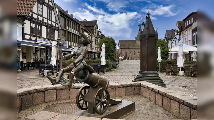Der Münchhausen-Brunnen wird Schauplatz musikalischer Auftritte. (Foto: Samtgemeinde Bodenwerder-Polle/ Rolf Sander)