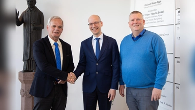 Chefarzt-Wechsel in der Klinik für Orthopädie am St. Vincenz Hospital: Prof. Dr. Rolf Haaker (links) übergibt die Leitung an Dr. Dragan Jeremić. Mit dabei ist KHWE-Geschäftsführer Christian Jostes (rechts). (Foto: KHWE)