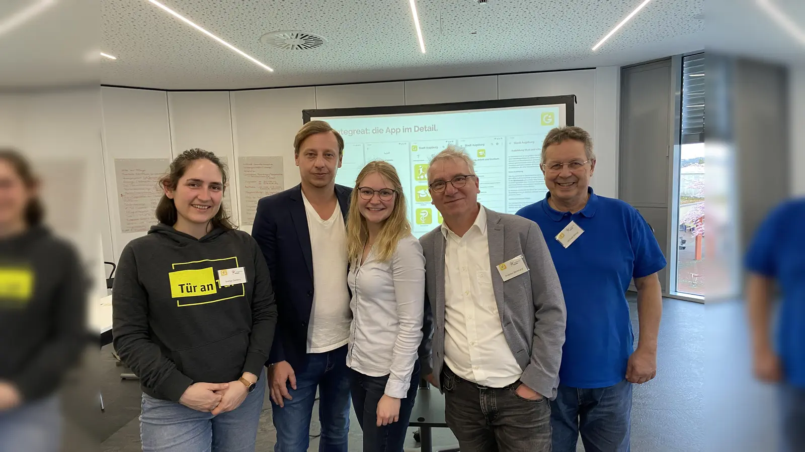 Das Team hinter der Integreat-App für den Landkreis Kassel: (v.l.) Svenja Osmers (Tür an Tür gGmbH), Sebastian Hillberger (WIR-Vielfaltszentrum), Celine Carrier (WIR-Vielfaltszentrum), Andreas Bernhardt (WIR-Vielfaltszentrum) und Michael Mittag (Tür an Tür gGmbH).  (Foto: Landkreis Kassel)