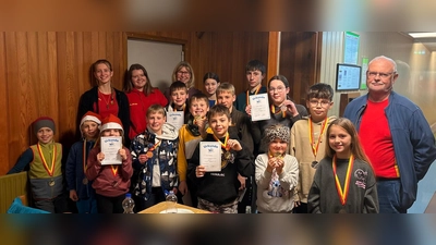 Die Sieger in den einzelnen Altersklassen mit den TrainerInnen Petra Hoppe, Matthias Schumacher, Sarah Varlemann und Cosi Gutschank. (Foto: privat)