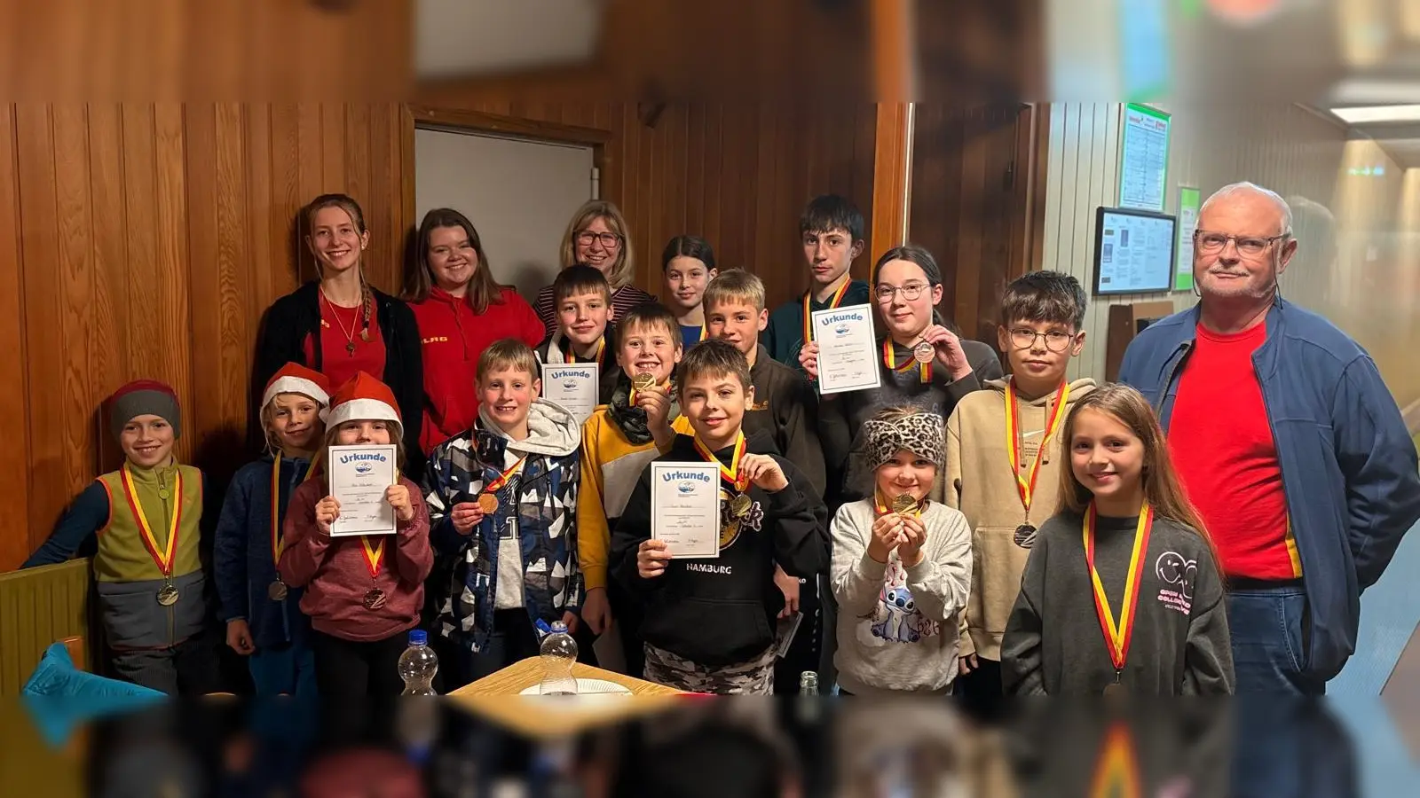 Die Sieger in den einzelnen Altersklassen mit den TrainerInnen Petra Hoppe, Matthias Schumacher, Sarah Varlemann und Cosi Gutschank. (Foto: privat)