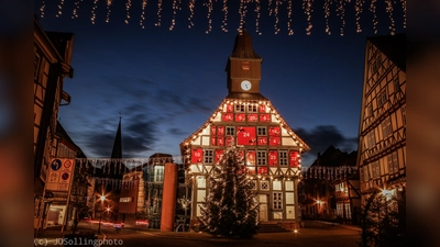 Altes Rathaus mit Riesenadventskalender. (Foto: JDSollingphoto)