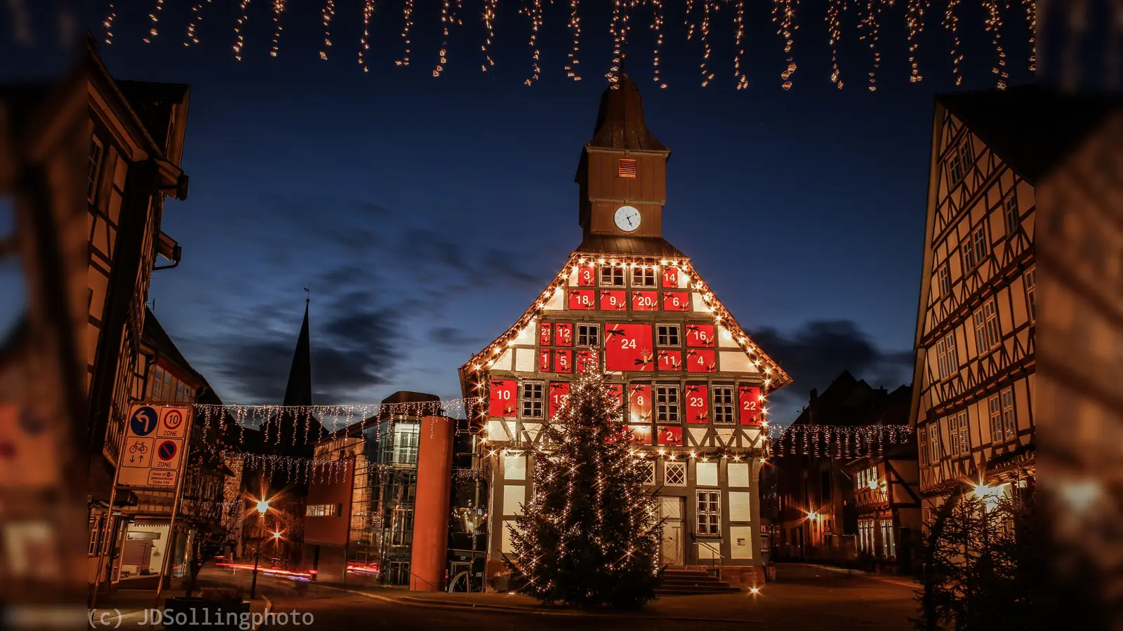 Altes Rathaus mit Riesenadventskalender. (Foto: JDSollingphoto)