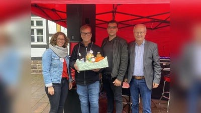 Wechsel in der Geschäftsführung: (v.l.) Verena Hoppe, Rembert Stiewe, Sören Prokop und Bürgermeister Hubertus Grimm. (Foto: Beverungen Marketing)