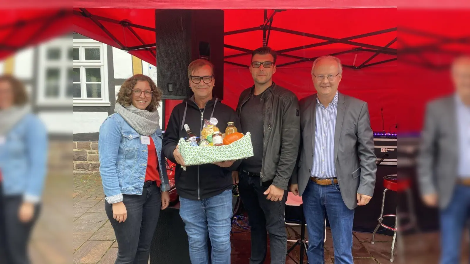 Wechsel in der Geschäftsführung: (v.l.) Verena Hoppe, Rembert Stiewe, Sören Prokop und Bürgermeister Hubertus Grimm. (Foto: Beverungen Marketing)