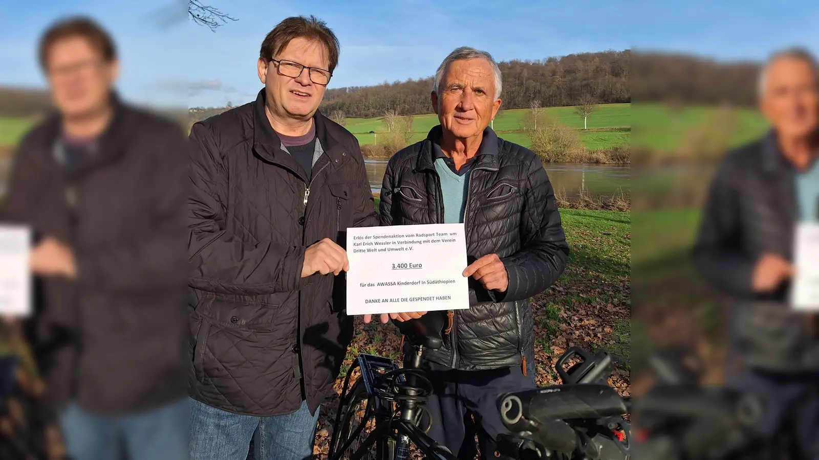 Der Vorsitzende des Vereins Dritte Welt und Umwelt e. V., Reiner Kempe, dankt Karl Erich Wessler für dessen Engagement für die Kinder im Awassa-Kinderdorf in Äthiopien.  (Foto: privat)