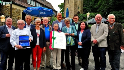 Freude über das Doppeljubiläum bei allen (v.l.n.r.): Hans-Werner Gorzolka, Helmut Sohnius, Bürgermeister Burkhard Deppe, Karin Rosemann, Dr. Udo Stroop, Renate Mügge, MdL Matthias Goeken, Stellvertretende Landrätin Magdalena Volmert, Michael Scholle, Andrea Gründer, Stellvertretender Bürgermeister Detlef Gehle und Heinrich Brinkmöller. (Foto: Doris Dietrich)