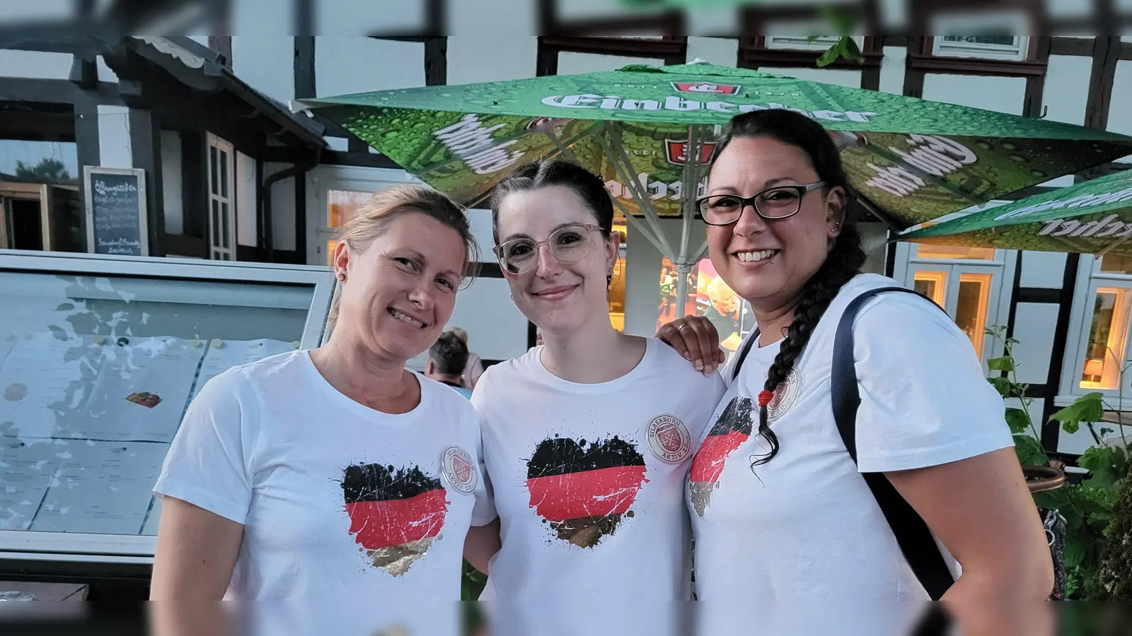 V.l.: Nadine Wöller, Vanesa Koch und Jasmin Chowhan-Paeßens fieberten bei der letzten Veranstaltung vor der Sommerpause im Landhaus Sollingshöhe mit der Deutschen Mannschaft mit. (Foto: Jasmin Chowhan-Paeßens)