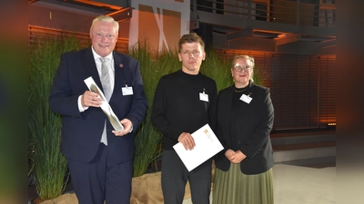 Festakt im Allianz Forum am Brandenburger Tor (v.l.): Bürgermeister Daniel Hartmann, Planer Franz Reschke und Baudezernentin Julia Gogrewe. (Foto: UIH Planungsbüro/Bernd Schackers)