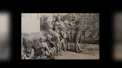 Schwester Adelgundis und Annegret Becker mit den Kindern des Kindergartens.  (Foto: privat)