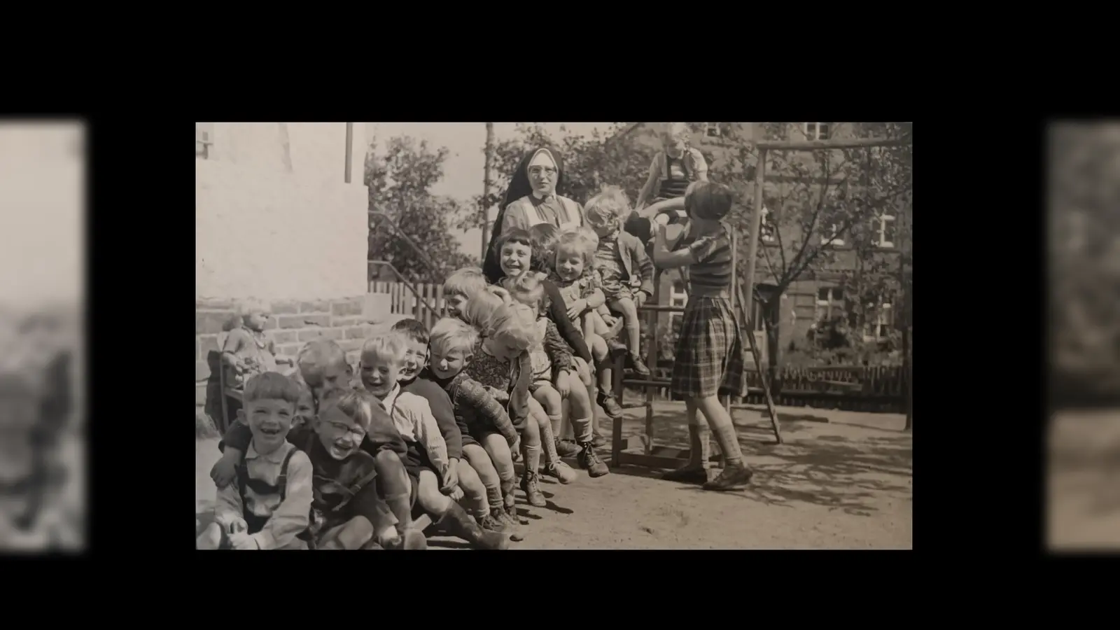 Schwester Adelgundis und Annegret Becker mit den Kindern des Kindergartens.  (Foto: privat)