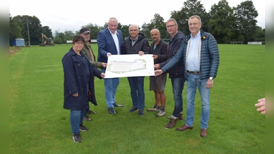 (v.l.) Baudezernentin Claudia Koch, Andreas Winter (Peters + Winter Landschaftsarchitekten, Bielefeld), Bürgermeister Daniel Hartmann, Leiter Abteilung Hochbau Georg Beverungen, Ramadush Malsi (Fa. Rathert) und die beiden Geschäftsführer der Fa. Rathert Sportanlagen Höxter, Gerhard Fickert und Elmar Düker. (Foto: Stadt Höxter)