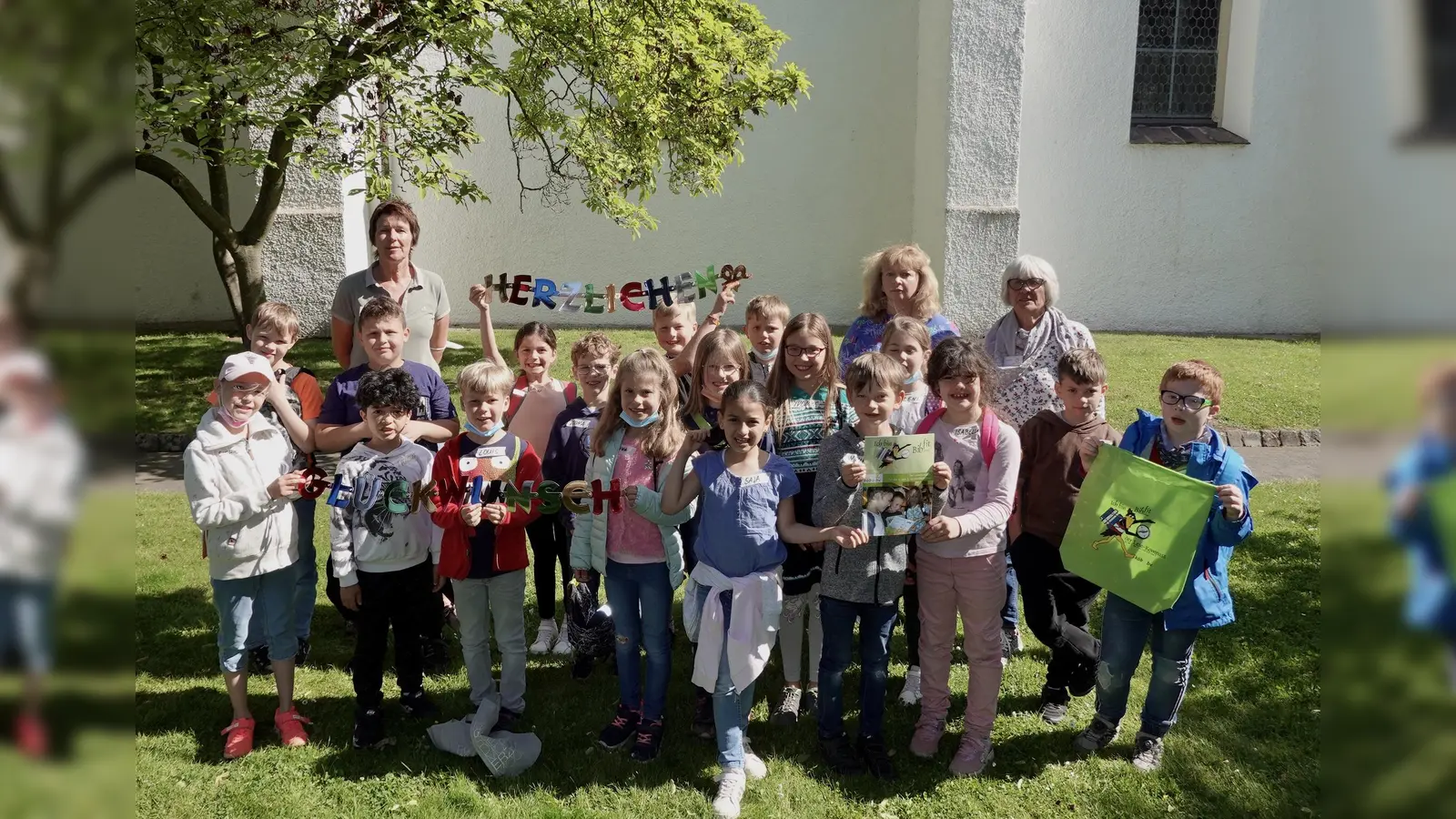 (v.l.) Beate Menge (Bücherei), Kathrin Flach (Grundschule Lauenförde) und Irmhild Pissors (Bücherei) freuen sich zusammen mit der Kl. 2a über das Jubiläum.  (Foto: Beate Menge)
