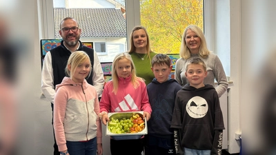Herr Rößling vom Rewe Markt Scherfede, Frau Vogt von den Landfrauen des Kreises Höxter, Frau Czapski-Schulz, Schulleiterin der KGS Scherfede, und Kinder der Klasse 4ab. (Foto: privat)