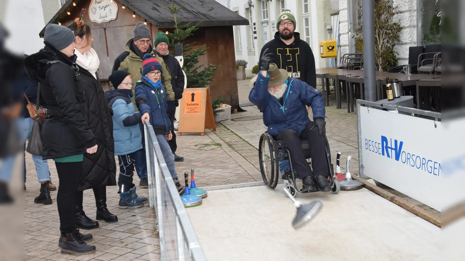 Viel Spaß kam auf beim Eisstockschießen . (Foto: Marc Otto)