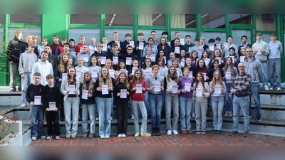 Verleihung des Deutschen Sportabzeichens an die erfolgreichen Schülerinnen und Schüler der Jahrgangsstufen 7 und 8 durch Christoph Prante, Torben Budde uns Thomas Tönepöhl. (Foto: Hüffertgymnasium Warburg)