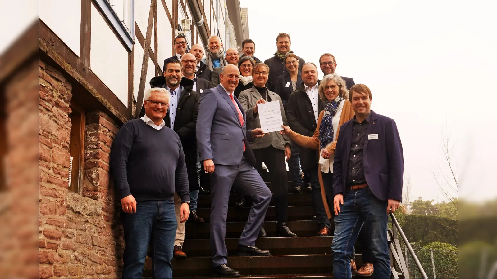 Der Vorstand der LEADER-Region nimmt zusammen mit den lokalen Akteuren die Plakette für die neue Förderperiode von der Landesbeauftragten in Empfang (Foto: Friedhelm Erb, Neues Land e.V.)