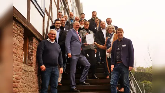 Der Vorstand der LEADER-Region nimmt zusammen mit den lokalen Akteuren die Plakette für die neue Förderperiode von der Landesbeauftragten in Empfang (Foto: Friedhelm Erb, Neues Land e.V.)