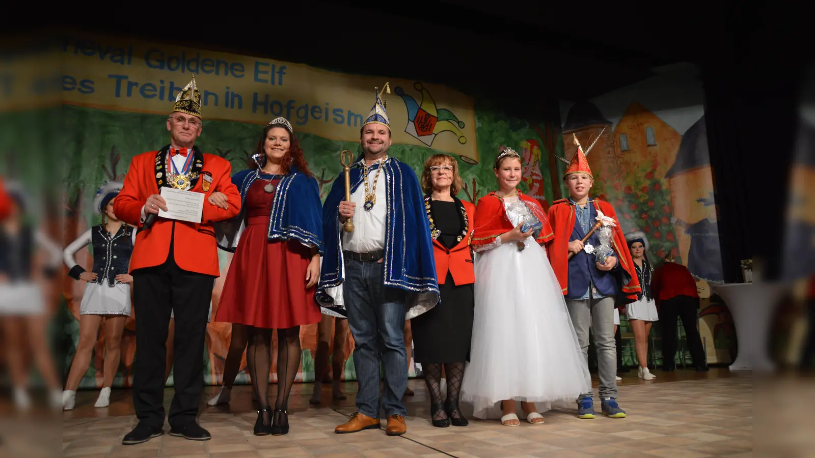 (v.l.) Michael Hotz (Sitzungspräsident), Prinzessin Anna Carolin 1., Prinz Christoph 1., Dagmar Hotz (Sitzungspräsidentin), Kinderprinzessin Leni 1. und Kinderprinz Henry 1. (Foto: Goldene Elf)