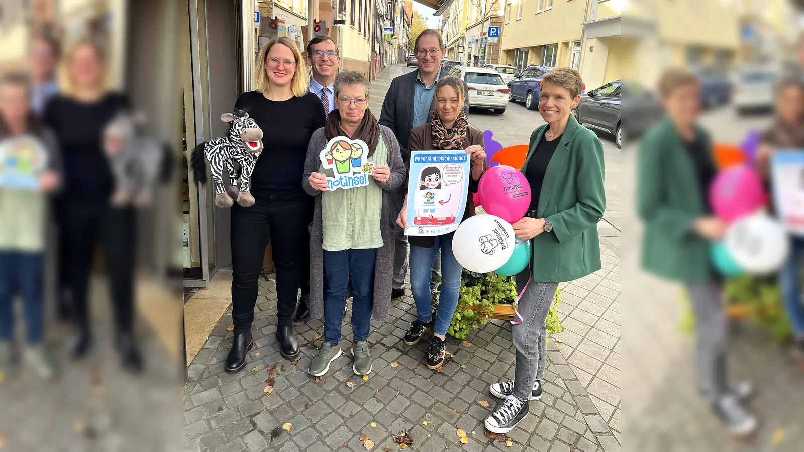 Über den erfolgreichen Start des Notinsel-Projekts freuen sich (v.l.): Sandra Wegener, Projektkoordinatorin von der Koordinierungsstelle der kommunalen Präventionskette im Kreis Höxter, Warburgs Bürgermeister Tobias Scherf, Monika Beine, Geschäftsinhaberin „Kunstgewerbe und Geschenke“, Karsten Oeynhausen, Jugendamtsleiter des Kreises Höxter, Silke Merkel, Abteilungsleiterin Soziale Dienste beim Kreis Höxter, sowie Kiara Blömeke, Sozialarbeiterin der Stadt Warburg. (Foto: Kreis Höxter)
