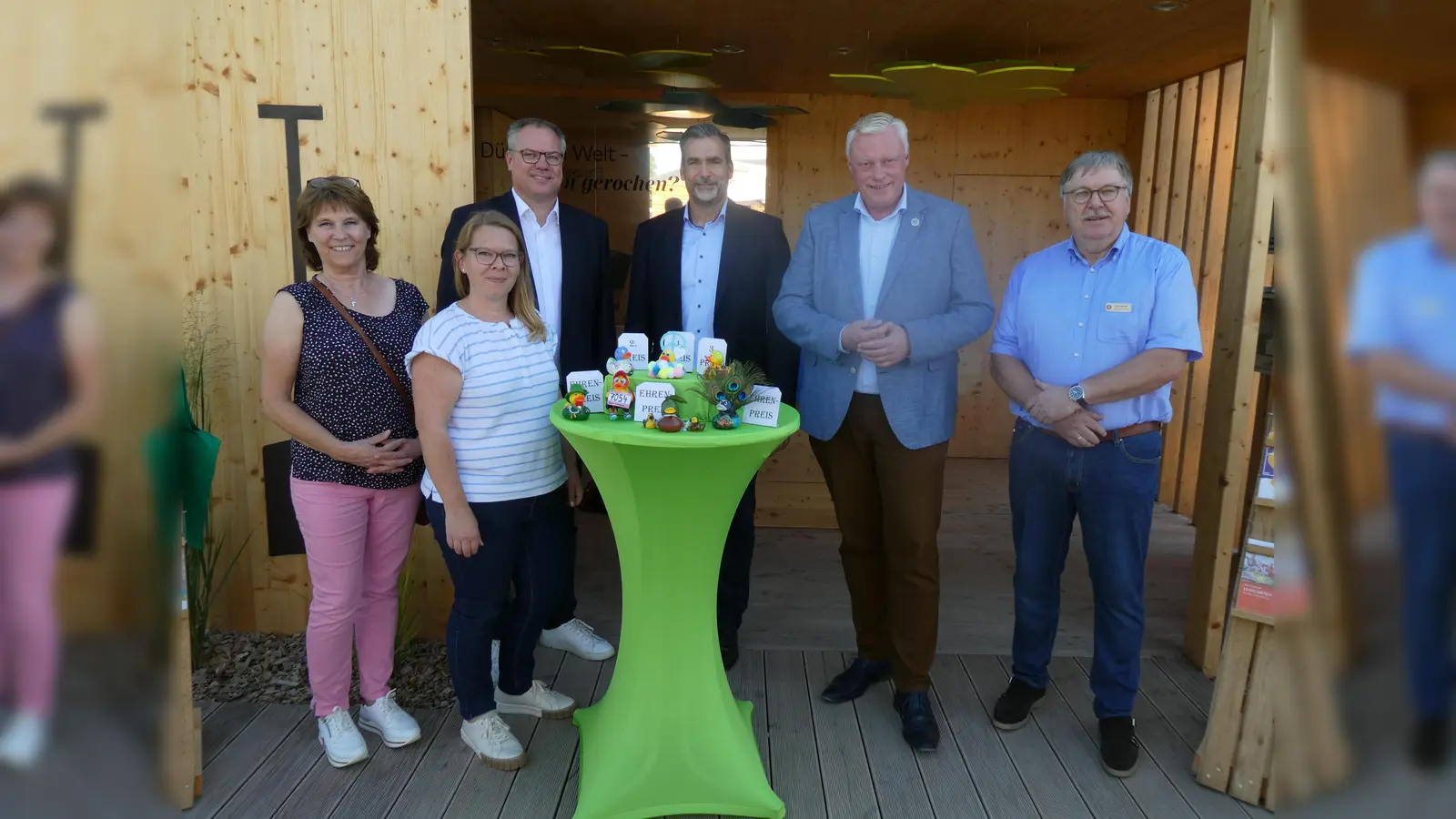Die Jury vor dem Preisträgertisch (v.l.): Frau Drüke, Frau Schaper, Herr Beineke, Herr Belke, Herr Hartmann und Herr Muschik. (Foto: Georg Muschik)