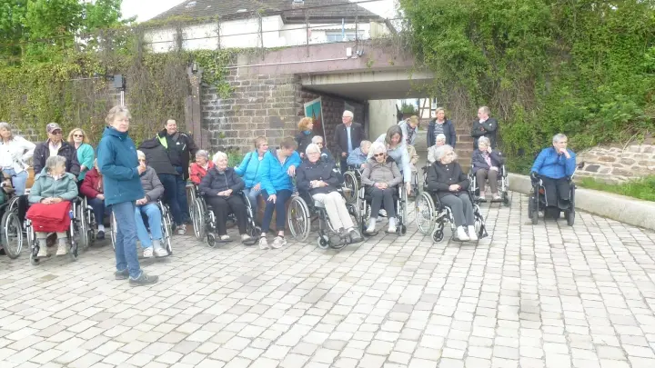 An der Weser: 20 Seniorinnen und Senioren aus dem Konrad-Beckhaus-Heim freuten sich auf ihren LGS-Ausflug. (Foto: privat)