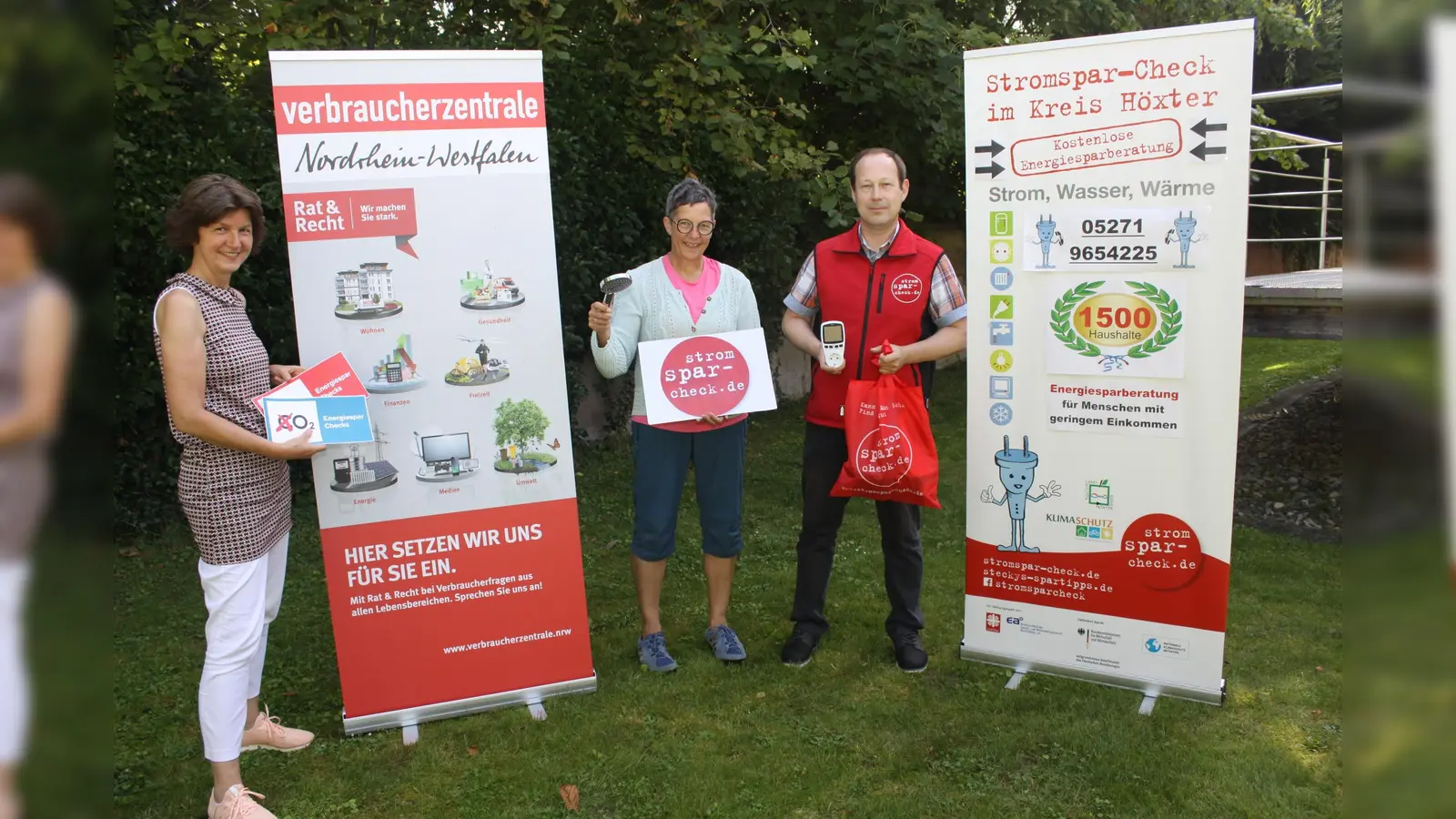 Bildunterzeile: „Team Stromspar-Check“:<br>Sie informieren die Menschen im Kreis Höxter zum Thema Energiesparen (v.l.): Ute Delimat, Leiterin der Beratungsstelle der Verbraucherzentrale NRW im Kreis Höxter, Maksim Boschmann, Projektleiter des Standorts Stromspar-Check beim Kreis Höxter, und Martina Krog vom Klimaschutz-Team des Kreises Höxter. <br> (Foto: Kreis Höxter)
