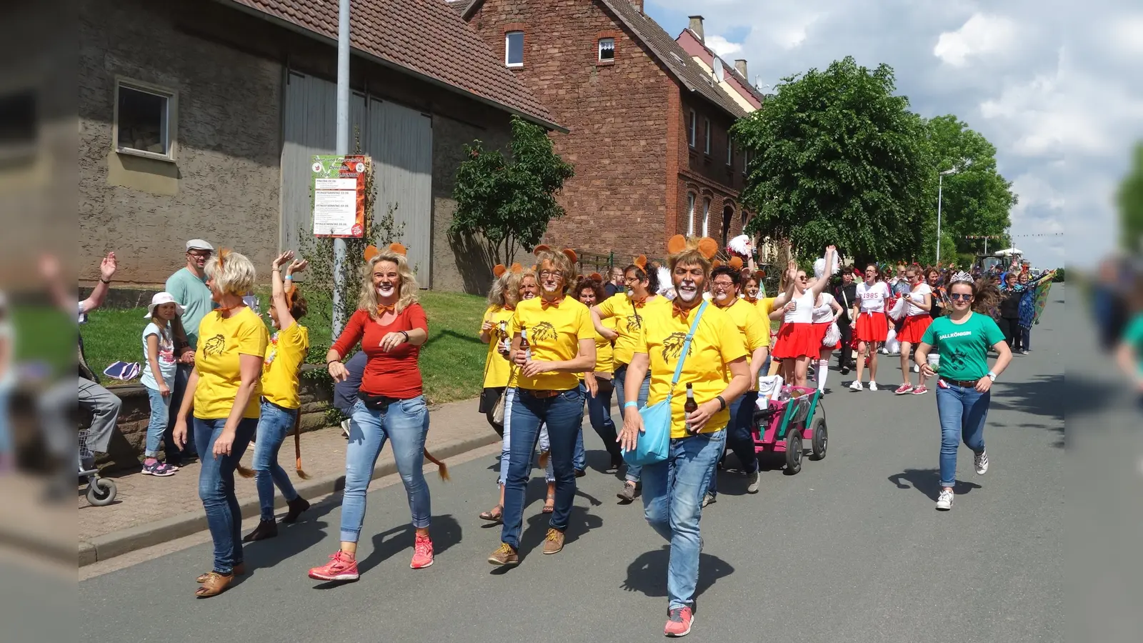 Bunter Umzug am Pfingstmontag. (Foto: Feuerwehr Derental)