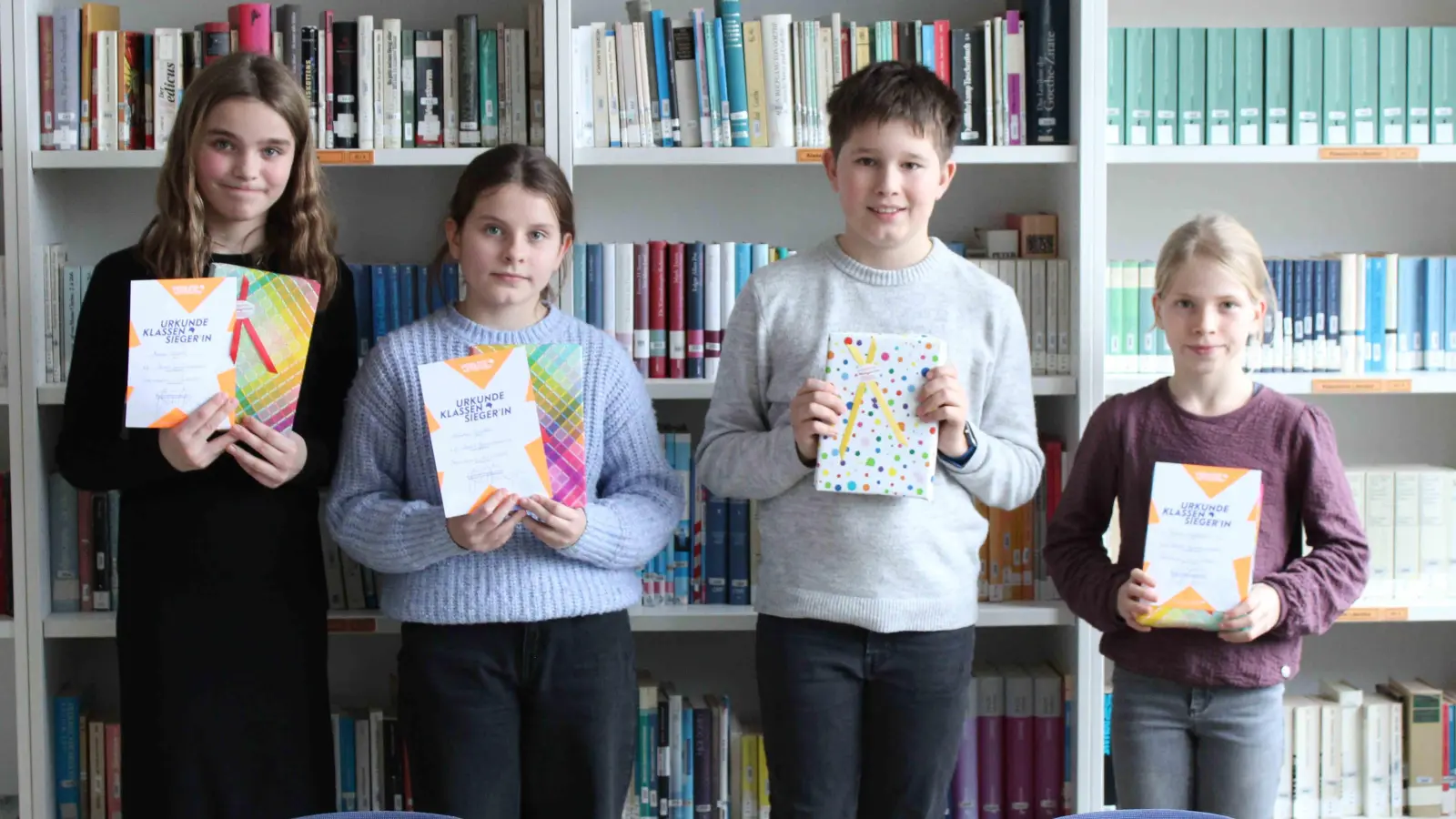 V.l.: Mara Scholz, Natalia Brylka (6b), Samu Klinge und Karla Sagebiel (6a). (Foto: Michael Volmer, SGS)