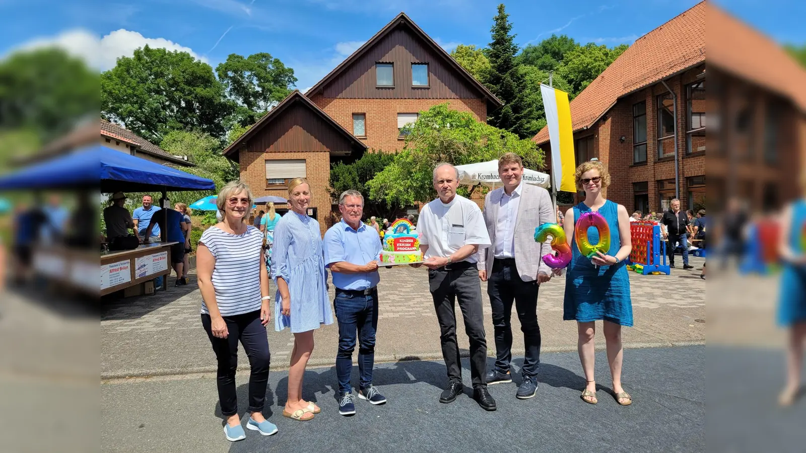 (v.l.) Angelika Flore, Olga Otto, Werner Dürdoth, Pastor Ullrich Birkner, Bürgermeister Nicolas Aisch und Nicole Dürdoth. (Foto: privat)