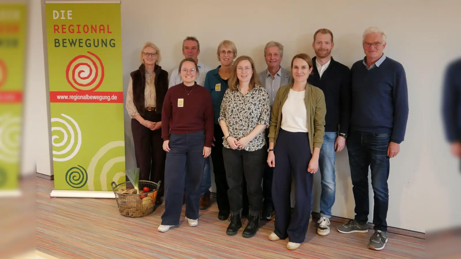 Silvia Timmermeier (Schulverwaltungs- und Sportamt Stadt Paderborn), Pauline Krause (Landesverband Regionalbewegung NRW e.V.), Frank Hesse (Quellenhof Gastronomie Service GmbH), Brigitte Hilcher (Landesverband Regionalbewegung NRW e.V.), Lina Schlieper (Öko-Modellregion Kreis Höxter), Prof. Dr. Guido Ritter (FH Münster), Martina Keller (Universität Freiburg), Stefan Brand (Brand Esslust GmbH), Andreas Engemann (Biolandhof Engemann). (Foto: Landesverband Regionalbewegung NRW e.V.)