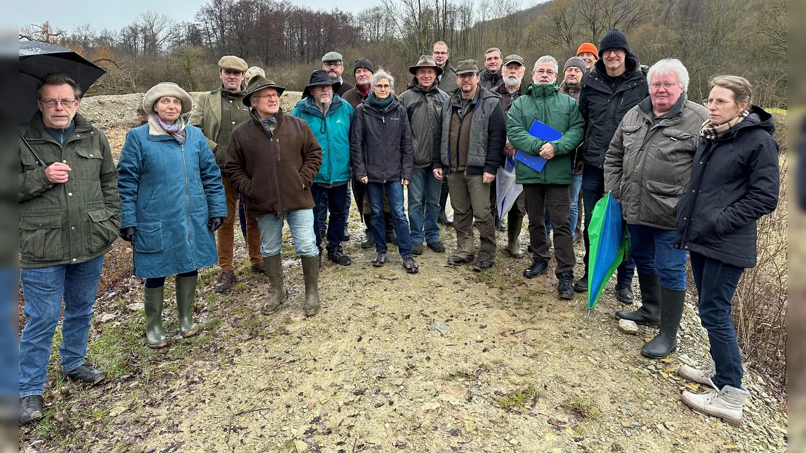 Bei einer Vor-Ort-Begehung im Satzer Moor konnten sich die Teilnehmer aus Naturschutz und Politik ein eigenes Bild an der Vorhabensfläche zur geplanten Regeneration der Moorbecken machen. (Foto: Volker Schwartz/UGOS Gräflicher Park)