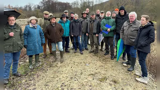 Bei einer Vor-Ort-Begehung im Satzer Moor konnten sich die Teilnehmer aus Naturschutz und Politik ein eigenes Bild an der Vorhabensfläche zur geplanten Regeneration der Moorbecken machen. (Foto: Volker Schwartz/UGOS Gräflicher Park)