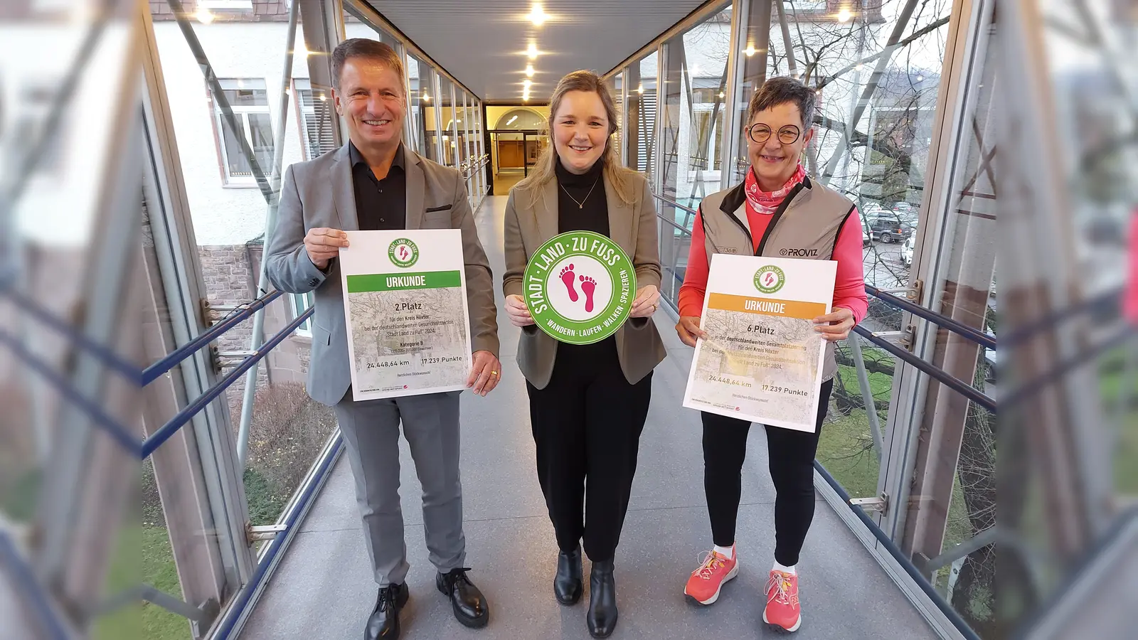 Die Plätze zwei bis sechs bei der Aktion „Stadt, Land, zu Fuß“. Darüber freuen sich (v.l.) Landrat Michael Stickeln, Corinna Lohre, Leiterin der Abteilung Immissions- und Klimaschutz beim Kreis Höxter, sowie Klimaschutz-Beauftragte Martina Krog.  (Foto: Kreis Höxter)